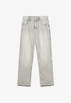 Jasnoszare, wyprane, proste dżinsy z pięcioma kieszeniami, zapięciem na guziki, szlufkami na pasek i surowymi, postrzępionymi brzegami.