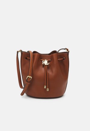 Brązowa torba typu bucket z regulowanym paskiem, zapięciem na ściągacz oraz złotym zapięciem z logo RL z przodu.