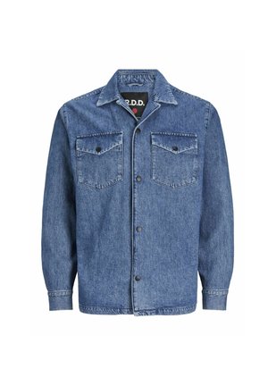Blå denimjacka med knappstängning fram, spetsig krage, två bröstfickor och långa ärmar med knäppning vid ärmsluten.