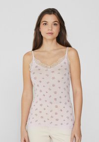 Růžový květinový top na ramínka s krajkovým lemem, s malými barevnými květinovými vzory, nastavitelnými tenkými ramínky a měkkou bavlněnou texturou.