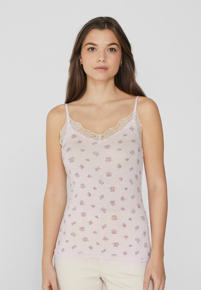 Růžový květinový top na ramínka s krajkovým lemem, s malými barevnými květinovými vzory, nastavitelnými tenkými ramínky a měkkou bavlněnou texturou.
