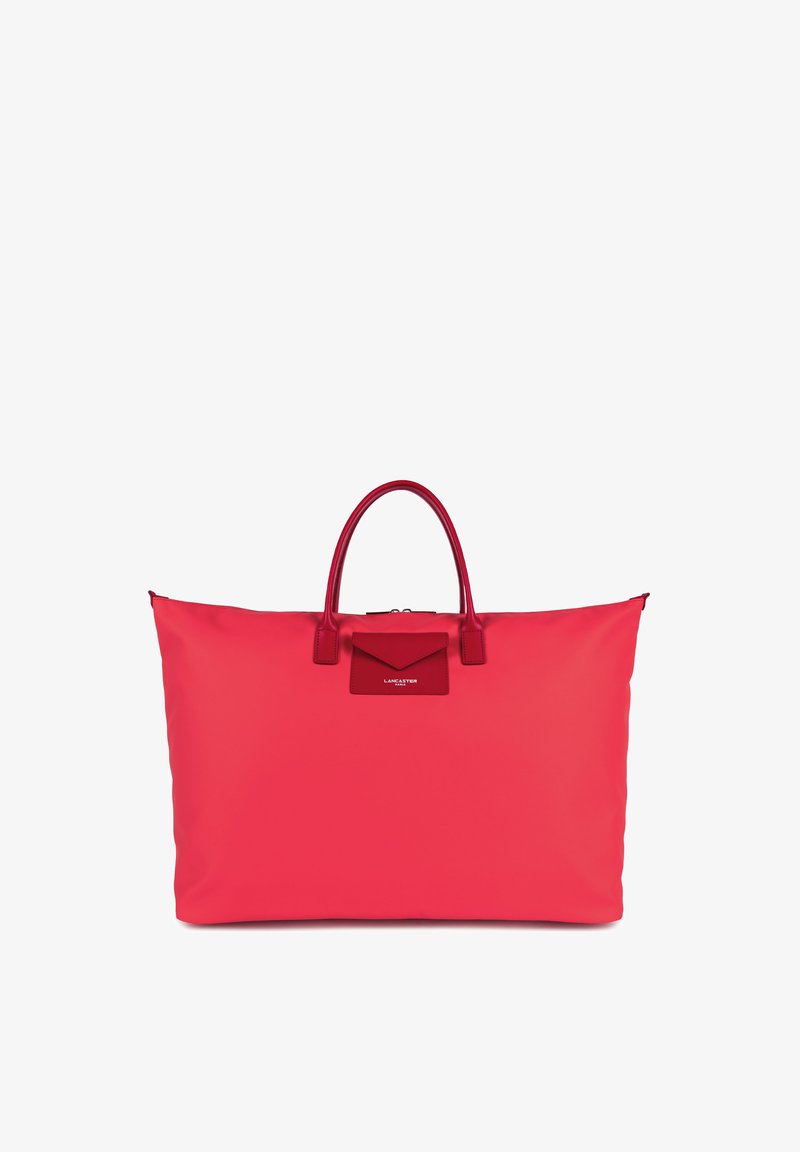 Sac fourre-tout en nylon rouge avec deux poignées, présentant une texture lisse et une petite poche à rabat avec un logo embossé à l'avant.