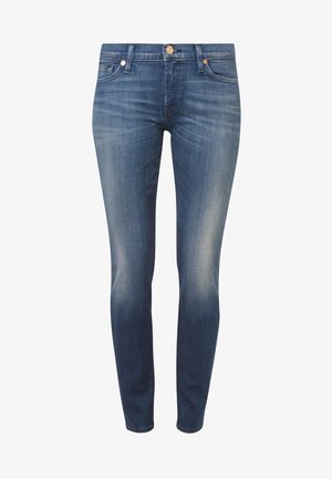 Chude dżinsy w średnim odcieniu denimu, z półwyższym stanem, przednimi kieszeniami i subtelnym wyblakłym wzorem. Guziki i nity w metalicznym wykończeniu.