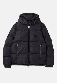 Schwarze Steppjacke mit Kapuze, mit gestepptem Textil, Reißverschluss vorne, zwei Taschen an den Seiten und kleinem Logopatch auf der Brust.