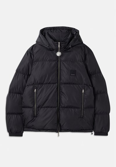 Doudoune noire avec capuche, présentant une texture matelassée, une fermeture éclair sur le devant, deux poches latérales et un petit patch logo sur la poitrine.
