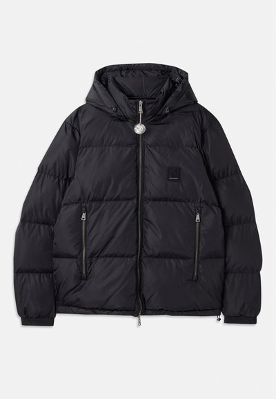 Doudoune noire avec capuche, présentant une texture matelassée, une fermeture éclair sur le devant, deux poches latérales et un petit patch logo sur la poitrine.