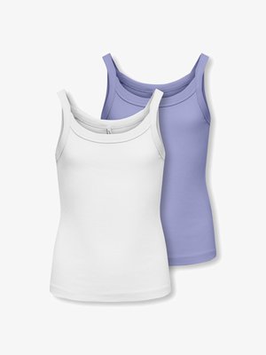 Zwei gerippte Baumwoll-Tanktops mit Spaghettiträgern, eines weiß vorne und eines lavendel hinten.