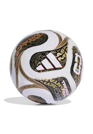 Ballon de football Adidas blanc avec textes graphiques noirs, dorés et rouges, incluant un emblème FIFA et une mention Trionda Final.