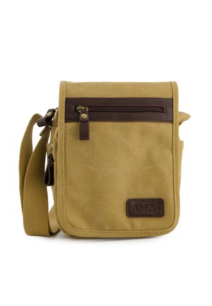 Kleine sandfarbene Canvas-Umhängetasche mit vorderer Reißverschlusstasche, verstellbarem Riemen und dunkelbraunen Lederakzenten inklusive eines "Venezia" Logo-Patches.