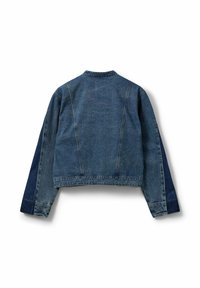 Giubbotto di jeans con un design corto, colori blu bicolore, cuciture visibili e colletto classico. Tessuto morbido con maniche lunghe.