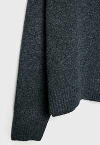 Tmavosivý pletený sveter s textúrovaným povrchom, rebrovaným lemom a mierne spustenými ramenami. Mäkká, teplá látka s ležérnym vzhľadom.