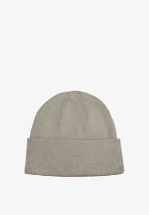 Gebreide beanie muts in lichtgrijs met een omgeslagen rand, voorzien van subtiele verticale ribbels en een soepele textuur.