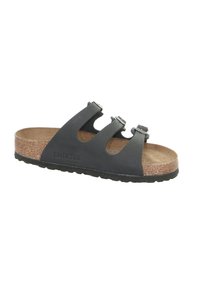 Zwarte Birkenstock sandaal met drie verstelbare banden, kurken voetbed, gestructureerde zool en gestructureerd zwart buitenmateriaal.
