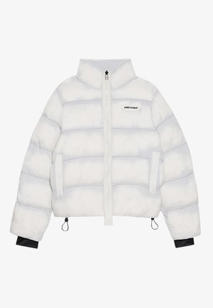 Veste rembourrée blanche avec des sections cousues horizontalement, col montant, fermeture éclair à l'avant et poches latérales. Comprend des cordons de serrage à l'ourlet et aux poignets.