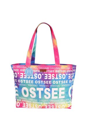 Kleurvolle tote bag met een gradient ontwerp in roze, blauw en geel. Bevat grote witte tekst "OSTSEE" en een merklabel aan de zijkant.