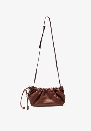 Borsa a mano in pelle marrone con un design arricciato, tracolla regolabile, chiusura con cordoncino e perline decorative sulle cinghie.