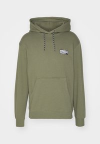 Sweat à capuche vert olive avec une poche kangourou à l'avant, une capuche réglable avec cordon et un petit logo brodé sur la poitrine. Matière en coton doux.