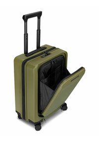 Maleta verde oliva con superficie texturizada, doble cremallera negra y asa negra extensible; parcialmente abierta para revelar un interior oscuro y compartimentos.