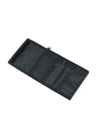 Portafoglio in nylon nero con una texture morbida, dotato di più slot per carte e una chiusura in Velcro. Il design aperto mostra l'organizzazione interna.