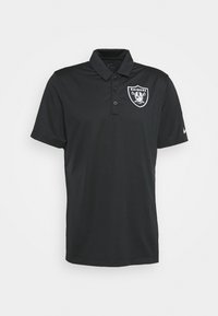 Musta polo-paita, joka on valmistettu kosteutta siirtävästä kankaasta. Varustettu kauluksella, lyhyillä hihoilla ja rinnassa valkoisella brodeeratulla Raiders-logoilla.