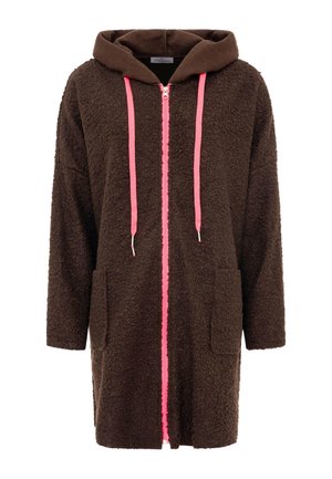 Brauner Fleece-Mantel mit Kapuze, Vorder Taschen, neonpinkem Reißverschluss und passenden pinken Kordelzügen an der Kapuze.