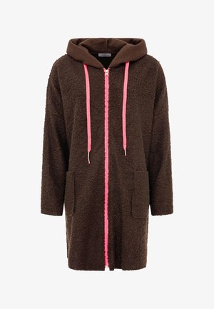 Brauner Fleece-Mantel mit Kapuze, Vorder Taschen, neonpinkem Reißverschluss und passenden pinken Kordelzügen an der Kapuze.