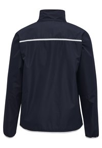Marinblå vattentät jacka med hög krage, långa ärmar och en reflekterande rand över övre ryggen. Slen textur, lätt material.