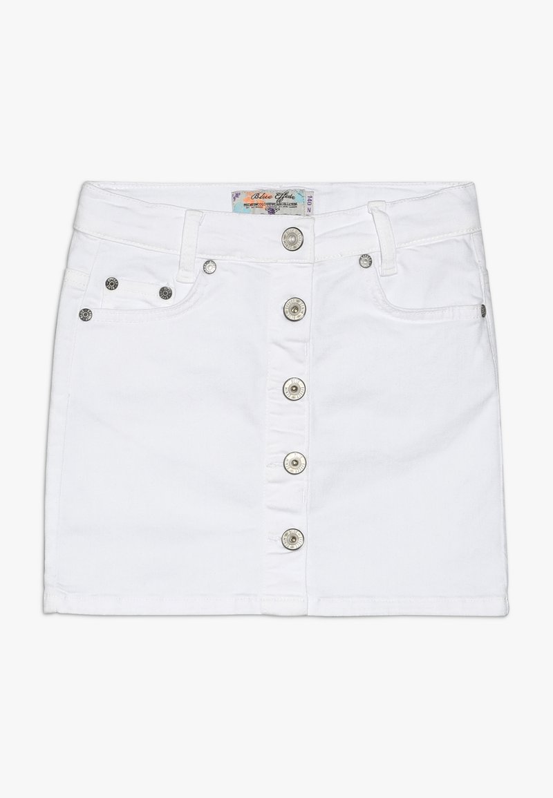 Jupe en denim blanche avec boutons sur le devant, passants de ceinture et cinq poches, posée à plat sur un fond blanc.