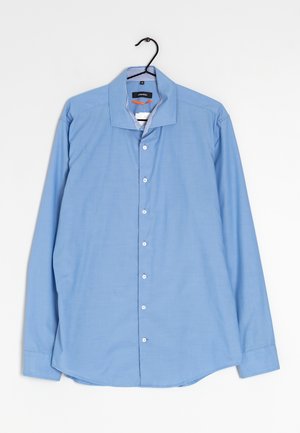 Blauw overhemd met lange mouwen, klassiek kraag, knoopsluiting en witte knopen. De binnenkant van de kraag heeft blauw-witte strepen. Glad stof.