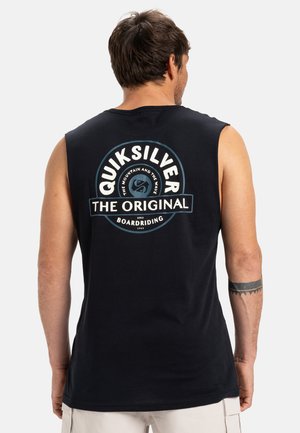 Juodas be rankovių marškinėliai su apvaliu mėlynos ir baltos spalvų grafinu. Tekstas apima "Quiksilver", "The Original" ir "Boardriding". Pagaminti iš medvilnės.