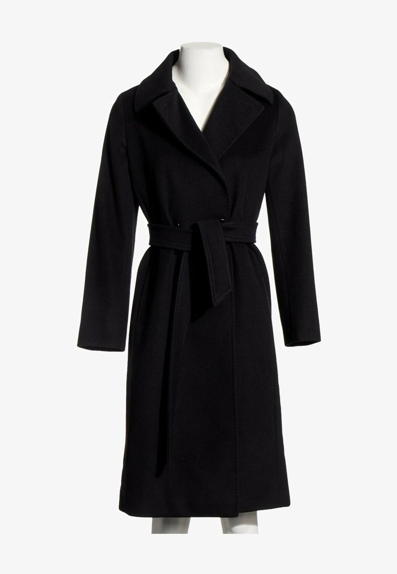 Long manteau noir en laine avec de larges revers et une ceinture assortie nouée à la taille, présenté sur un mannequin blanc.