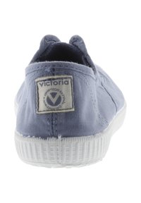 Scarpa slip-on in tela blu con suola in gomma bianca e grip testurizzato. Presenta un'etichetta cucita sul retro con il marchio "Victoria."