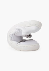 Weiße Sneaker mit flexiblem Design, aus glattem Leder und strukturierten Akzenten. Klettverschluss zum Schließen, runde Zehenpartie und dicke Sohle.