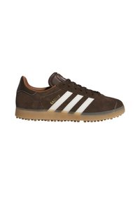 Baskets en daim marron avec des rayures en cuir blanc, semelle en caoutchouc, accents marron et détails texturés. Le nom du modèle "Gazelle" est visible sur le côté.