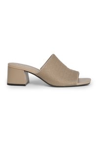 Mule beige à bout ouvert avec un talon bloc et une tige en tissu présentant des motifs monogrammes subtils.