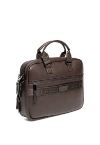 Borsa per laptop in pelle marrone con due manici superiori, tasca frontale con zip e fascia con loghi U.S. Polo Assn. Texture liscia, forma rettangolare.