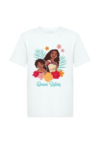 Camiseta blanca con un gráfico colorido de dos personajes rodeados de flores y hojas tropicales, el texto dice "Hermanas del Océano" en color azul verdoso.