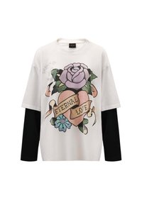 Witte katoenen t-shirt met zwarte lange mouwen, met een kleurrijke tattoo-stijl grafiek van een roos en de tekst "ETERNAL LOVE".