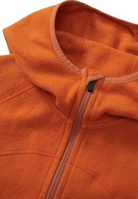 Orange Fleecejacke mit Kapuze, ausgestattet mit einem Frontreißverschluss und kontrastierenden Besätzen. Weicher Stoff und gebogene Nähte sind sichtbar.
