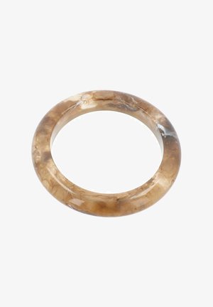 Doorzichtige bruine acrylarmband met een golvend design in lichte en donkere tinten, ronde vorm en een gladde, glanzende textuur.