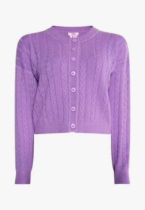 Fioletowy dziergany kardigan z wzorem w warkocz, okrągłym dekoltem i dopasowanymi guzikami z przodu. Krótka długość z ściągaczami przy mankietach.