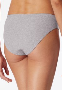 Braguitas de bikini para mujer en algodón gris con una textura acanalada. El diseño presenta un corte alto y bordes sin costuras para mayor comodidad.
