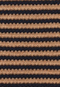 Strickstoff in abwechselnden Streifen aus hellbraun und dunkelblau, mit einem strukturierten Muster aus erhabenen Rippen und glatten Abschnitten.