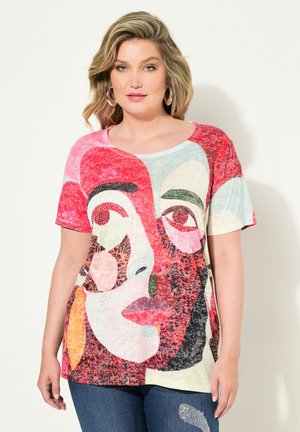 T-shirt a maniche corte con un design di volto astratto in tonalità di rosso, rosa, verde e nero, realizzato in tessuto leggero con una vestibilità rilassata.