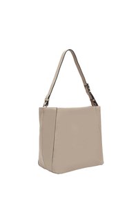 Beżowa skórzana torba w kształcie strukturalnym, z regulowanym paskiem i płaskimi bokami. Gładka tekstura z minimalnymi detalami sprzętowymi.