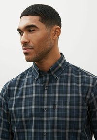 Next EASY OXFORD - Camisa - navy blue tartan