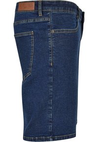Shorts en denim bleu foncé avec une coupe droite. Caractéristiques : cinq poches, accents brodés et un patch en cuir de marque sur la taille.