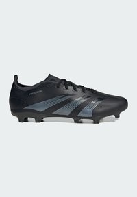Scarpette da calcio nere con superficie testurizzata, caratterizzate da strisce grigie e lacci neri. Progettate per le prestazioni con tacchetti moldati per una migliore trazione.