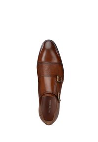 Zapato de cuero marrón con acabado brillante, con dos hebillas metálicas, patrón de espiga en el lateral y diseño de punta redonda.