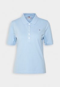 Polo shirt bleu clair en coton, avec un col, des manches courtes et une patte de boutonnage à l'avant. Petit logo brodé sur la poitrine.
